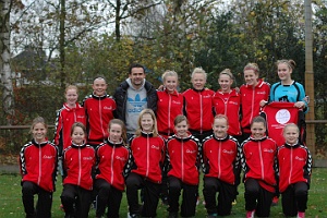 2010 Meisjesteam samen met Marc Overmars